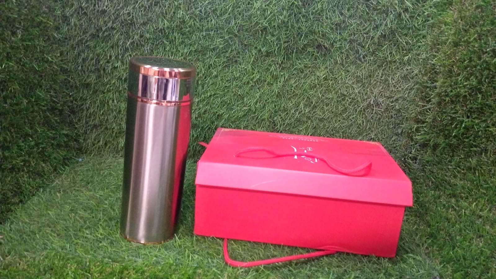 Stainless Steel Water Bottle Unique Color Box Packing For Home & Outdoor Use (520ml)